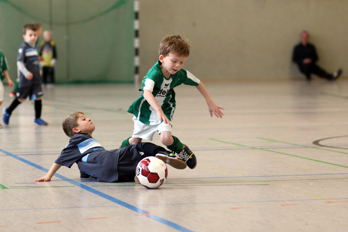 TuS-Angreifer wird von den Beinen geholt - sofortiges Hand Shake des Müsseners! Fair-Play bei den Minis