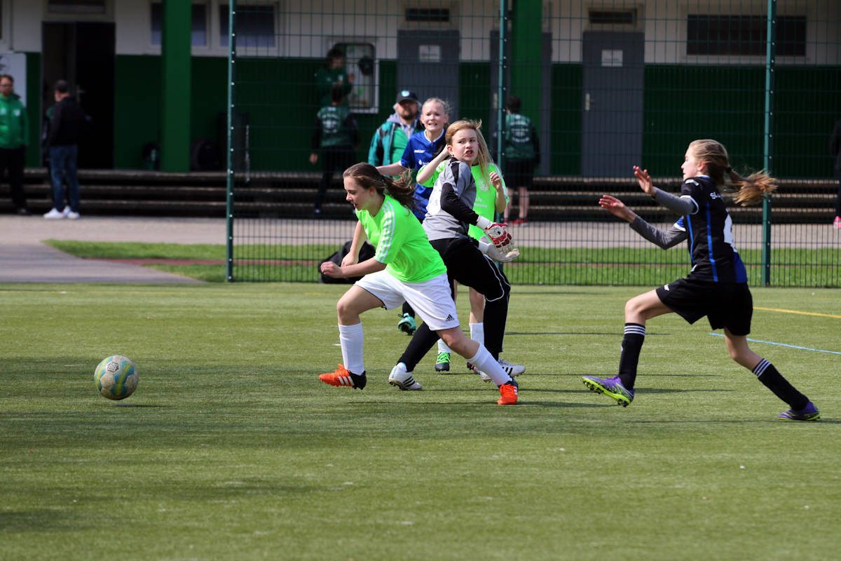 Das Wort mit SCH... entglitt den Lippen vom SC-Keeper! Pia Auf und Davon macht das 1:0