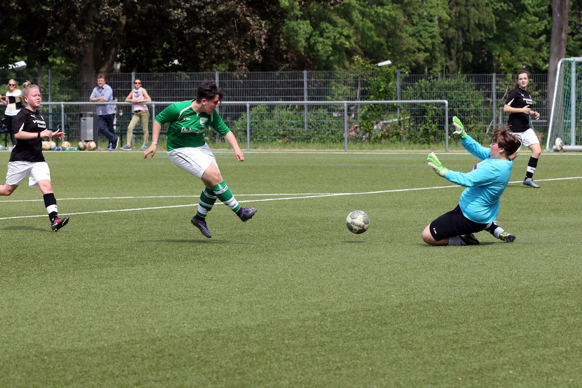 Fünf Treffer von Lara - diesen Ball bringt sie leider nicht im Kasten unter