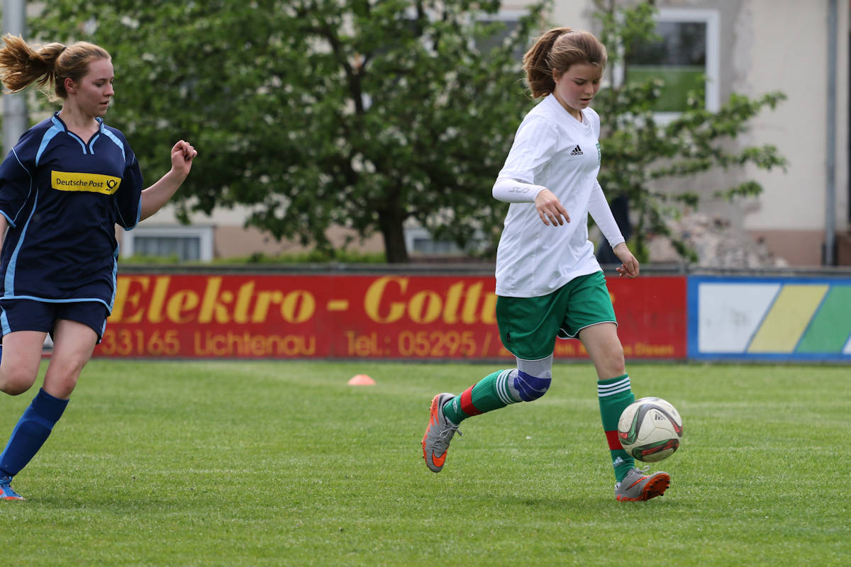 Louisa - Ball sicher am Fuß markiert ihren ersten Treffer für den TuS