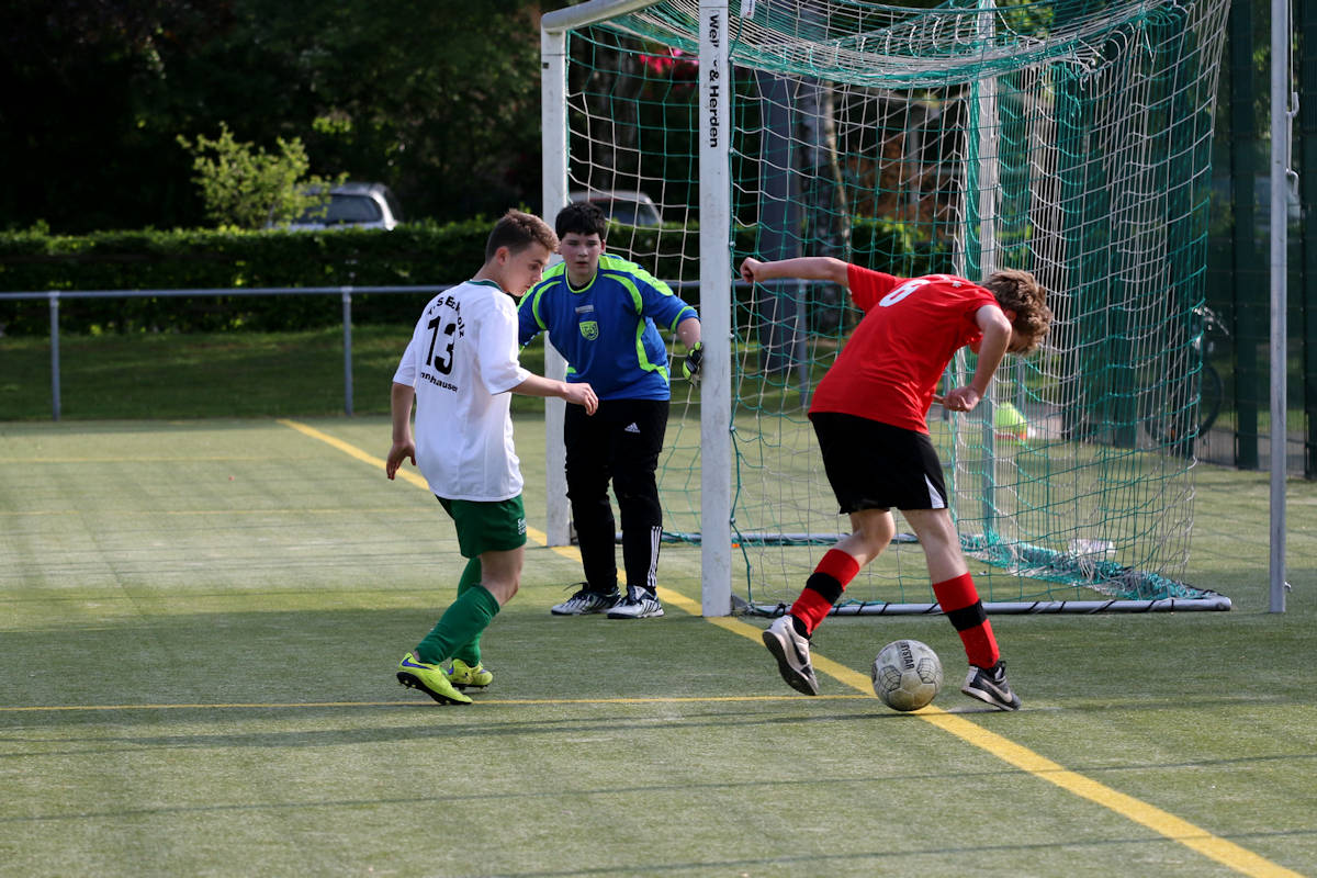 Abwehr im Glück! SV-Stürmer verstolpert den Ball