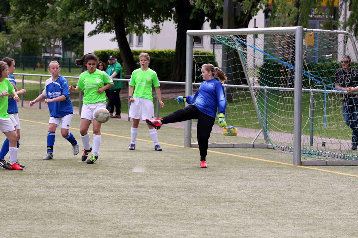 Eckball von rechts - Keeper Madleen auf dem Posten