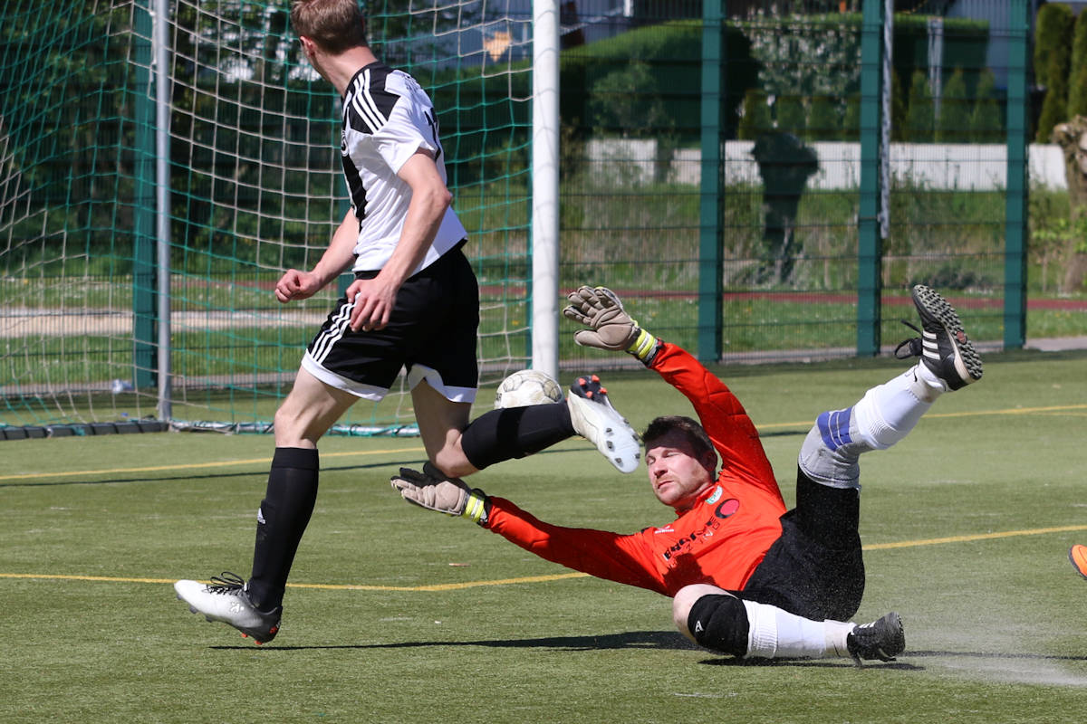 Wieder der 11er vom RSV! Sven versucht alles, doch der Ball ist im Netz