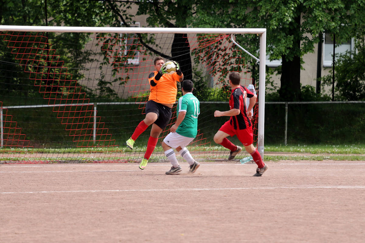 Hier ist er einen Schritt zu spät - in der Nachspielzeit macht Alfonso doch noch seine Bude