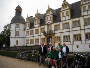Vor dem Schloß Neuhaus