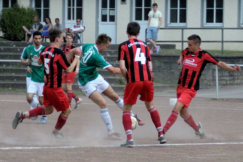 Yannik Rother vor der roten Mauer