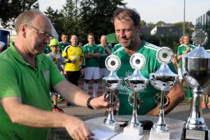 Jede teilnehmende Mannschaft erhielt einen Pokal und einen Gutschein - hier der drittplazierte - TSV Oerlinghausen