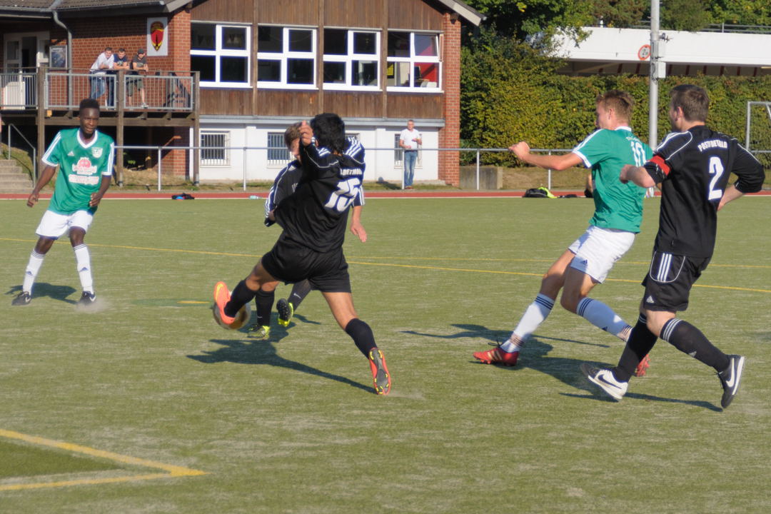 Jannik Rother, wird hier beim Toschuss geblockt, erzielte das 4:0 und 5:0 