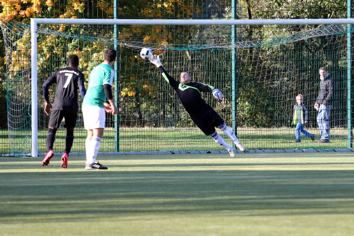 Diesen Ball erwischt Keeper Fritzmann mit den Fingerspitzen und lenkt das Leder über die Latte!