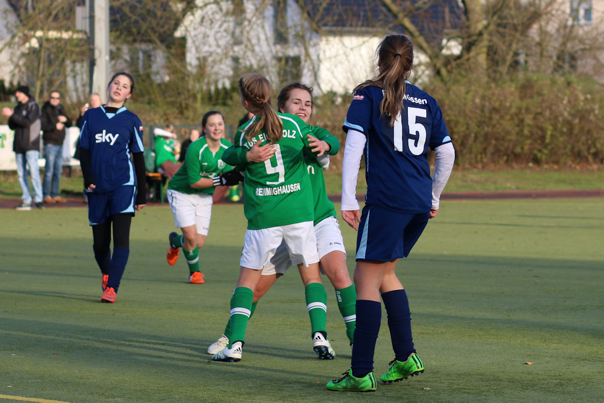 Klasse Zusammenspiel - Ayleen mit dem Assist für Marleen erste Gratulantin