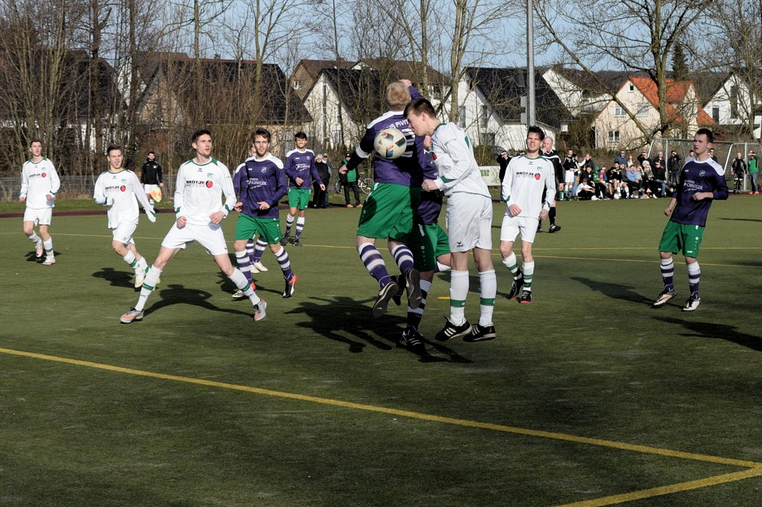 Hier hat Timo Tcheon Pech und erwischt den Ball nicht voll - wieder ein Standard