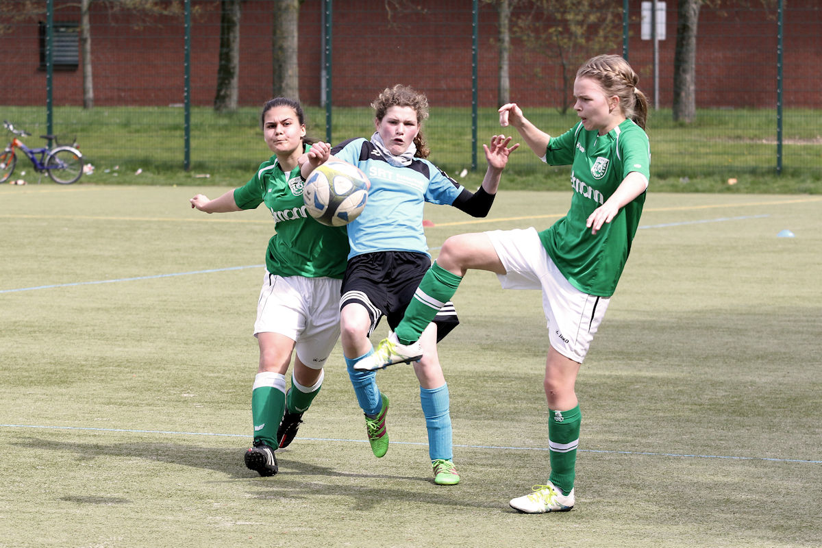 Eichholz defensiv bärenstark - Marleen und Chiara stören sofort bei der Ballannahme