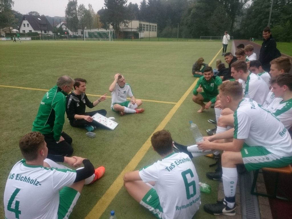 Anweisungen vom Trainerteam in der Halbzeitpause