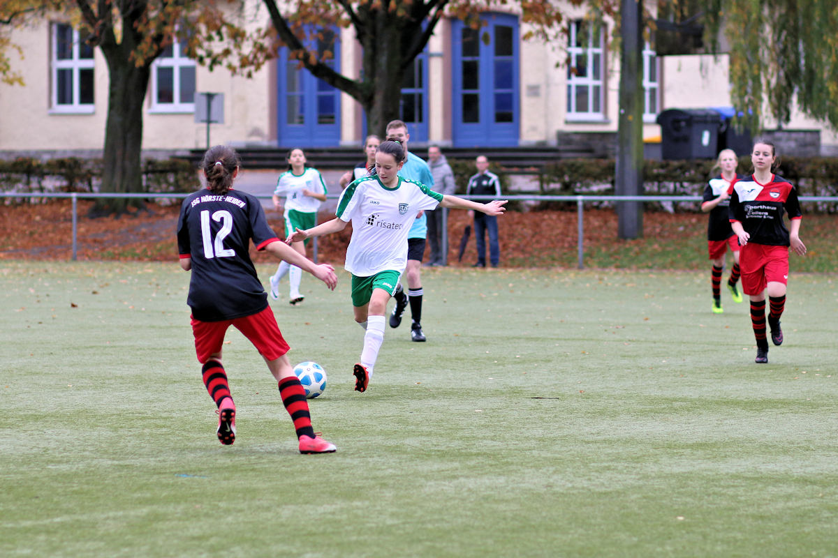 Klasse Ballbehandlung - Fiona zuieht ab und trifft 