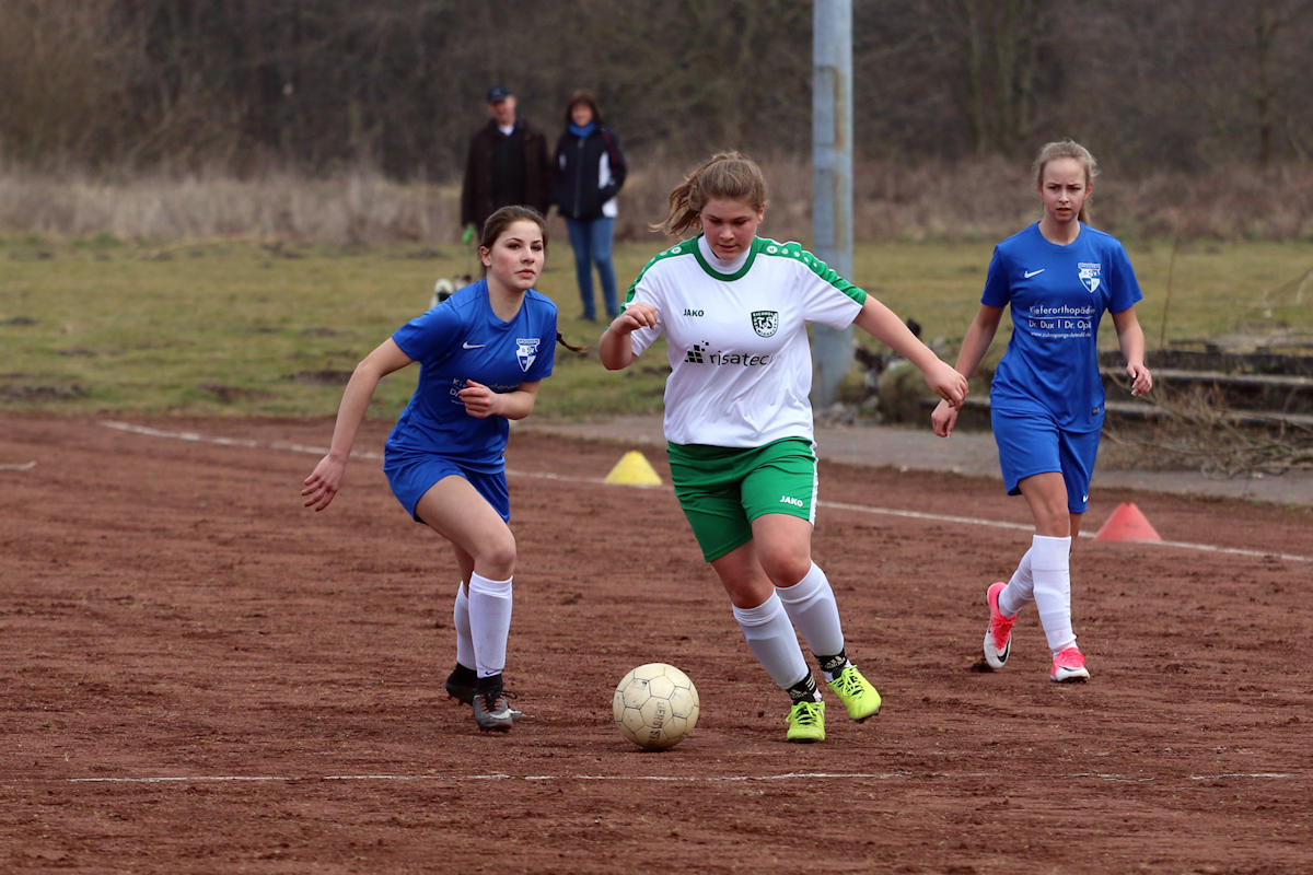 Doppeltorschützin Julia entwischt ihrer Gegenspielerin