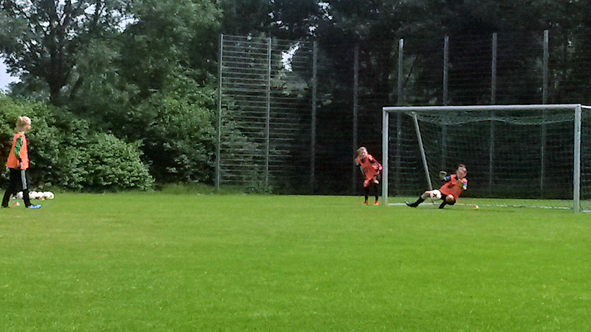 Trainingsszene aus Kaiserau - Anna zwischen den Pfosten