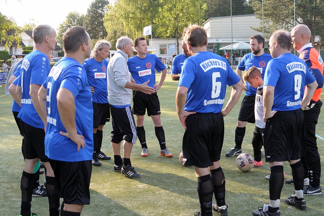 Taktische Anweisungen für das Team aus Sennelager vor dem Endspiel