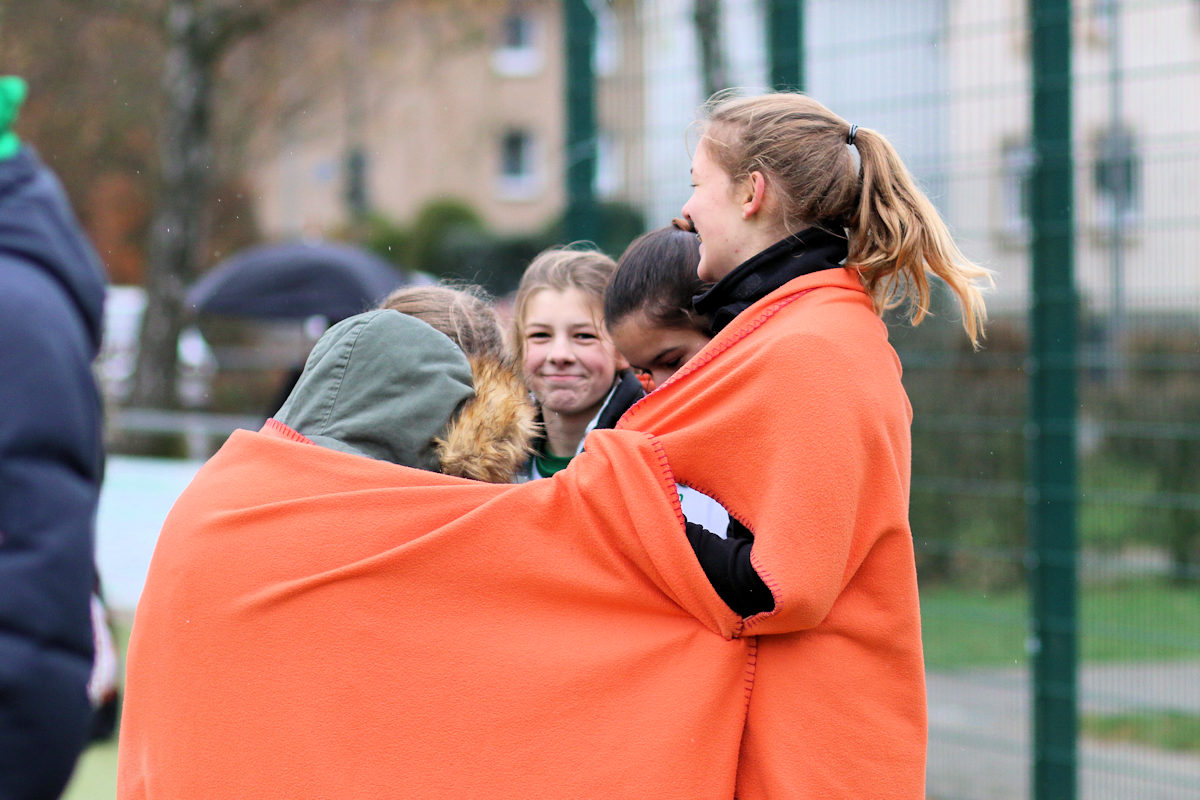 Spielerinnen halten sich warm - im Fanblock gibts Glühwein und heißen Apfelsaft