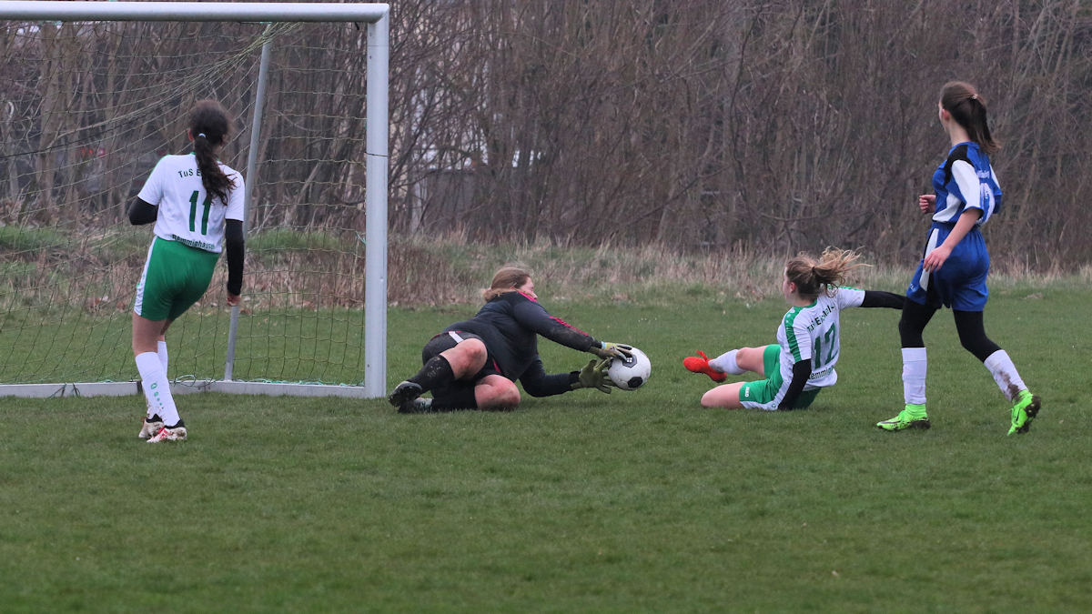 Klasse Szene von beiden! Madleen aus spitzem Winkel, BSV-Keeper hält.