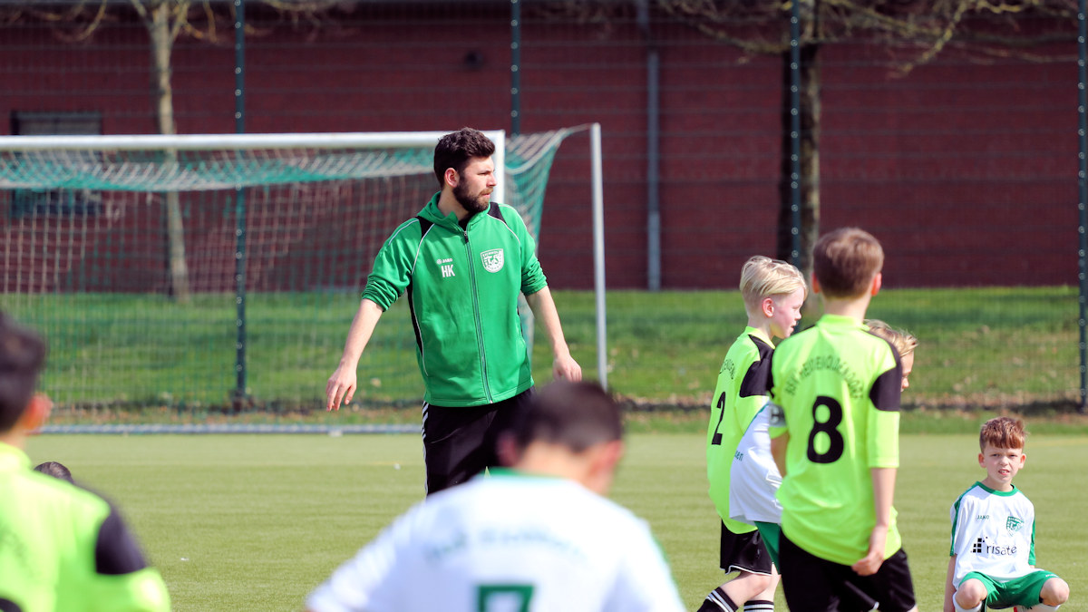 Henrik in der Coachingzone - mit klaren Ansagen weist er sein Team an 