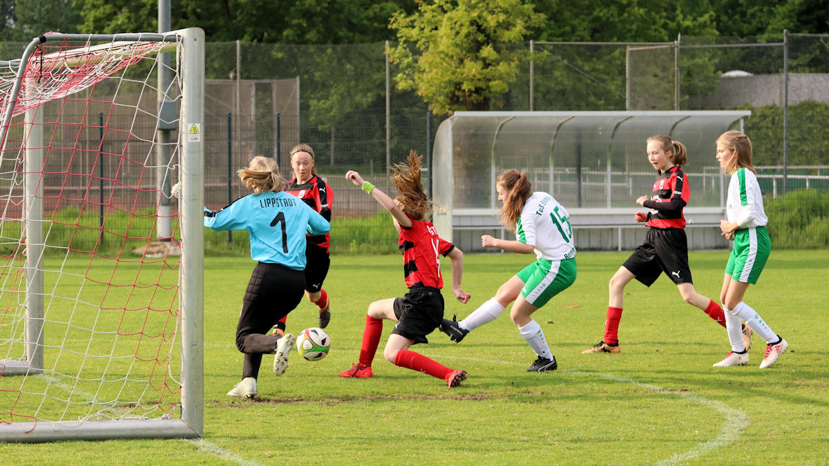 Entschlossen schiebt Lea sicher zum 0:4 ein