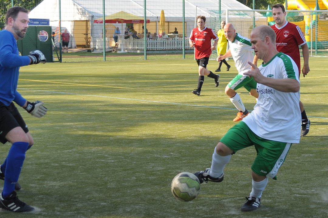 John tanzt mit dem Ball!