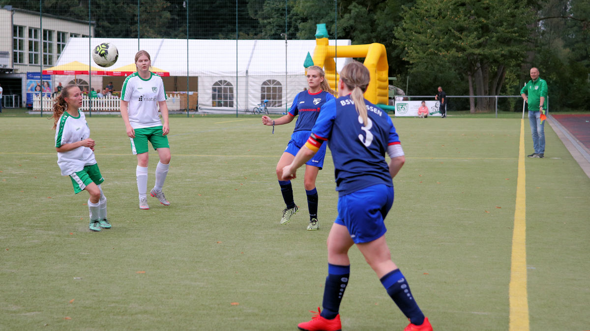 Torschützin zum 2:0 - Jannina links im Bild